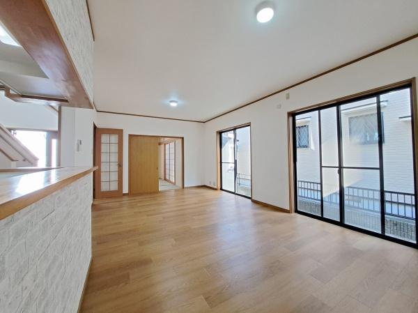 岩出市中島　中古戸建の居間・リビング|【リビング】
開放感のある18帖のリビングです
