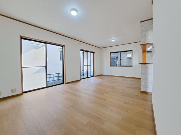 岩出市中島　中古戸建の居間・リビング|【リビング】
ナチュラルな木目調の床から木のぬくもりを感じられるリビングです