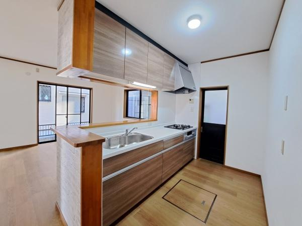 岩出市中島　中古戸建のキッチン|【キッチン】
収納スペース・作業スペースが広いシステムキッチンがポイント！
