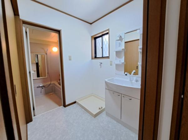 岩出市中島　中古戸建の独立洗面台|【洗面所】
清潔感ある洗面所