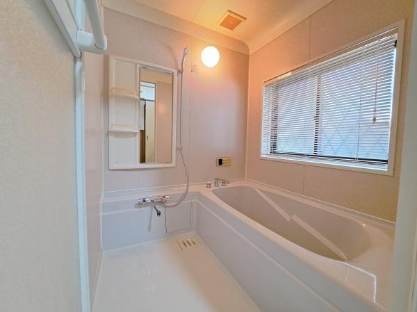 岩出市中島　中古戸建の浴室|【浴室】
明るい浴室！半身浴もゆっくり楽しめる浴槽です