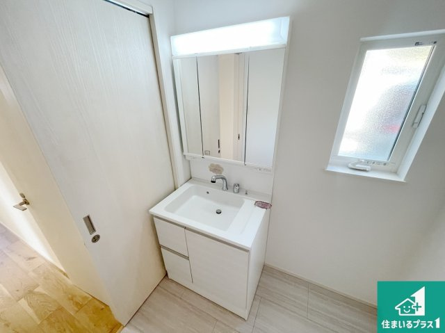 明石市藤江　第６期　未入居の独立洗面台|清潔感のある洗面台です。フラットな鏡は掃除がしやすく毎日清潔！鏡裏には収納があるのでスッキリとした洗面台が保てます。