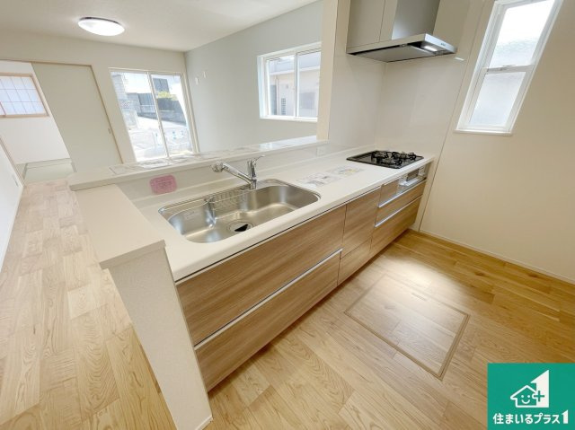 明石市藤江　第６期　未入居のキッチン|リビングと統一感があり、使い勝手のいいキッチン。広々としているので、二人並んで作業が出来ちゃいます。お子様と一緒に色々なお料理に挑戦できるスペースがあります。