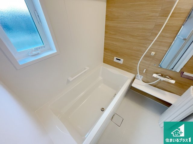 明石市藤江　第６期　未入居の浴室|足をゆったり伸ばして寛げる浴槽です。窓が設けられていますので差し込む光が明るく穏やかな雰囲気にしてくれます♪浴室乾燥機も設置しているので、雨の日の洗濯物も安心です♪