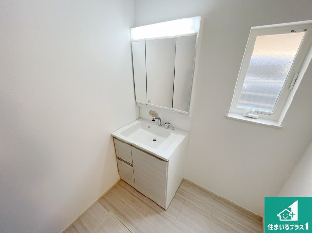明石市藤江　第６期　未入居の独立洗面台|清潔感のある洗面台です。フラットな鏡は掃除がしやすく毎日清潔！鏡裏には収納があるのでスッキリとした洗面台が保てます。