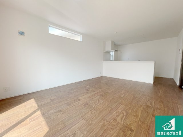 明石市藤江　第６期　未入居の居間・リビング|日当たり良好の明るいリビングで朝の目覚めもスッキリできそう！対面キッチンでご家族のコミュニケーションも自然と増える設計！小さなお子様が遊ぶスペースを作っても広々とくつろげるLDK！