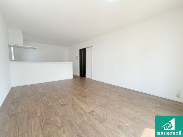 明石市藤江　第６期　未入居の居間・リビング|子供を見守りながらお料理が出来るため家族のコミュニケーションか増えます♪スペースが広く確保されている為お子様が大きくなったときは一緒に料理を楽しめます♪