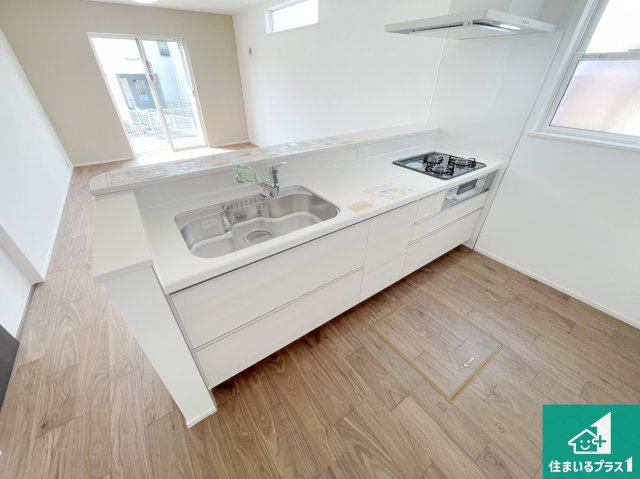 明石市藤江　第６期　未入居のキッチン|リビングと統一感があり、使い勝手のいいキッチン。広々としているので、二人並んで作業が出来ちゃいます。お子様と一緒に色々なお料理に挑戦できるスペースがあります。