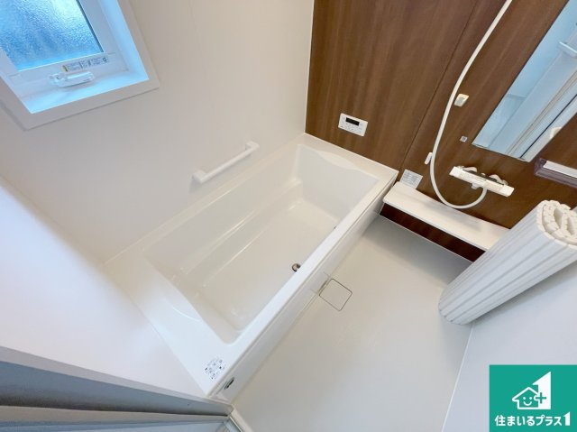 明石市藤江　第６期　未入居の浴室|足をゆったり伸ばして寛げる浴槽です。窓が設けられていますので差し込む光が明るく穏やかな雰囲気にしてくれます♪浴室乾燥機も設置しているので、雨の日の洗濯物も安心です♪