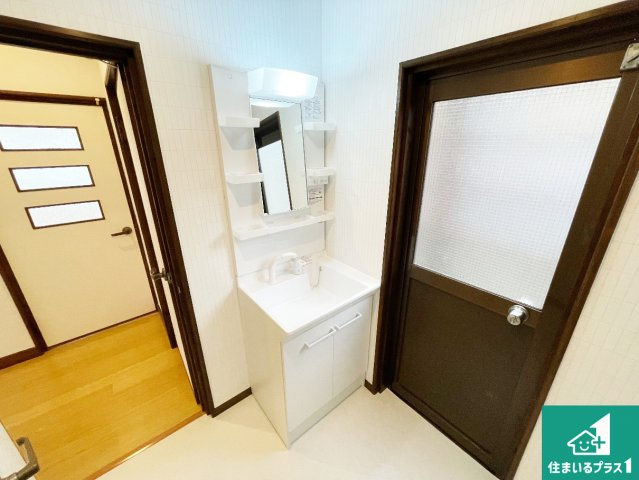 西宮市仁川百合野町　中古一戸建ての独立洗面台|清潔感のある洗面台です。フラットな鏡は掃除がしやすく毎日清潔！鏡裏には収納があるのでスッキリとした洗面台が保てます。