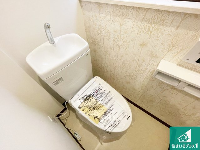 西宮市仁川百合野町　中古一戸建てのトイレ|1・2階の2ヶ所にあるので、朝の忙しい時間の順番待ちもなく、深夜の利用にも大変便利です。