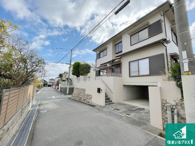 西宮市仁川百合野町　中古一戸建ての前面道路含む現地写真|車通りの少ない前面道路！お子様がいらっしゃるご家族でも安心！