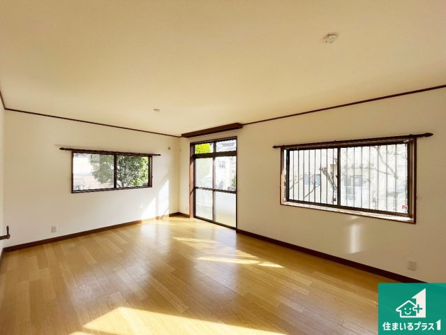 西宮市仁川百合野町　中古一戸建ての居間・リビング|シンプルなリビングは、観葉植物等のインテリアを楽しめますね！パパ好みにも、ママ好みにも家具次第で雰囲気を変えることができます！