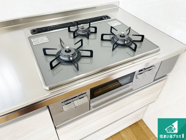 西宮市仁川百合野町　中古一戸建ての設備|ダブル高火力Ｓｉセンサー付きコンロ！３口あるので、まとめて料理をする時も大活躍！