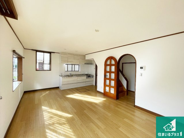 西宮市仁川百合野町　中古一戸建ての居間・リビング|日当たり良好の明るいリビングで朝の目覚めもスッキリできそう！対面キッチンでご家族のコミュニケーションも自然と増える設計！小さなお子様が遊ぶスペースを作っても広々とくつろげるLDK！