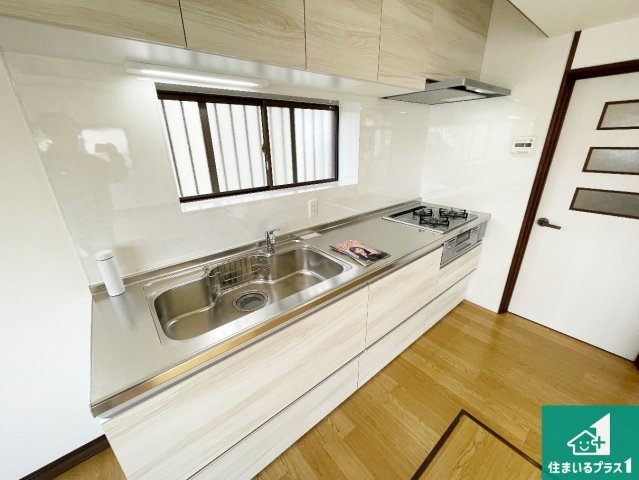 西宮市仁川百合野町　中古一戸建てのキッチン|吊戸棚付きで収納スペースがしっかりあるシステムキッチン！お好きな食器や調理器具を揃えられます！