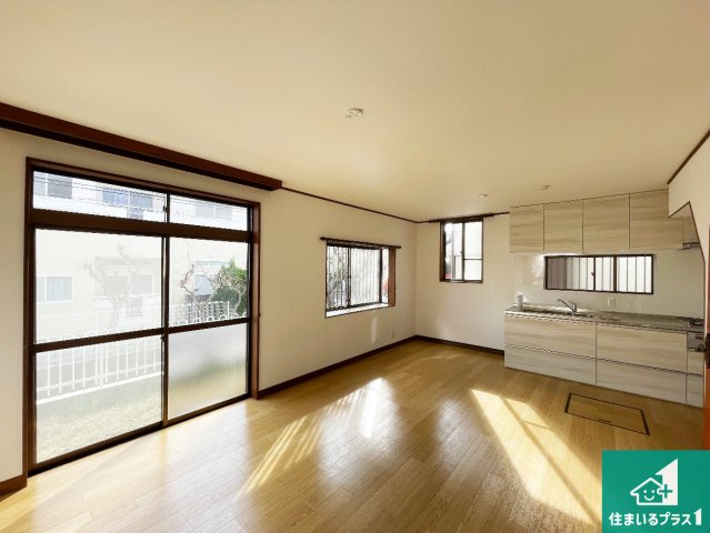 西宮市仁川百合野町　中古一戸建ての居間・リビング|明るいリビングで朝の目覚めもスッキリできそう！対面キッチンでご家族のコミュニケーションも自然と増える設計！小さなお子様が遊ぶスペースを作っても広々とくつろげるLDK！