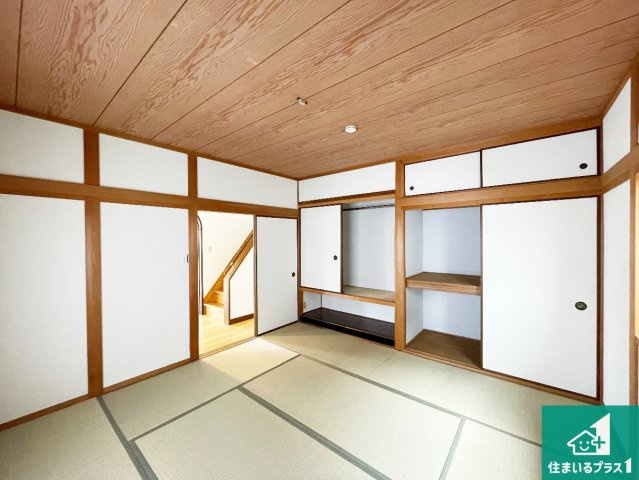 西宮市仁川百合野町　中古一戸建ての和室|一室あると便利な和室は客間としてだけでなく、小さなお子様のプレイルームや食後のくつろぎスペースとしてもご利用いただけます。収納もついていますので大活躍間違いなし！