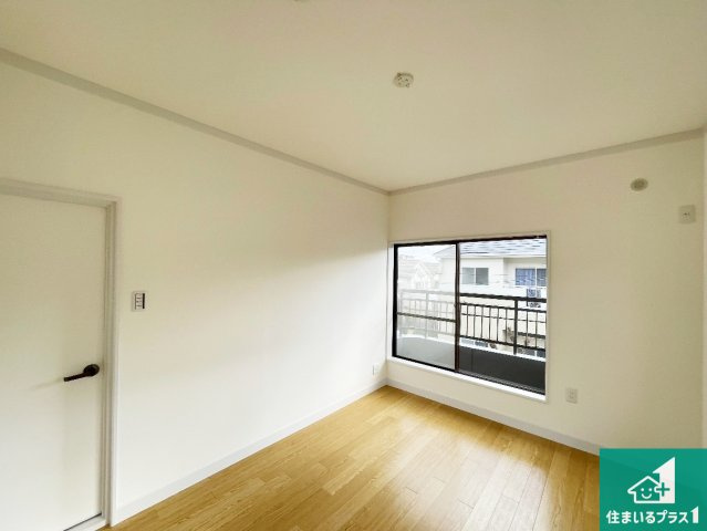 西宮市仁川百合野町　中古一戸建ての洋室|シンプルな洋室は、自分好みのインテリアが楽しめます♪ご家族とインテリアや家具を選びに行くのは物件購入時の醍醐味の一つです。ぜひお楽しみください♪