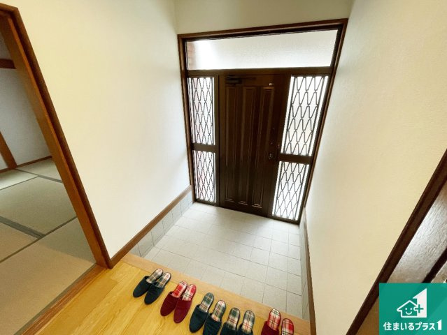 西宮市仁川百合野町　中古一戸建ての玄関