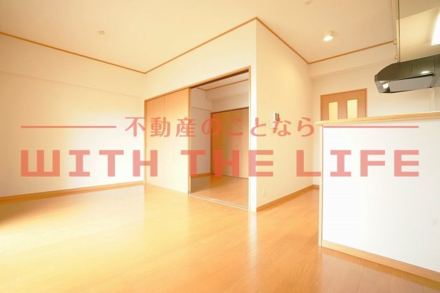 E・POPULARⅡ（イーポプラールツー）【キャッシュバック対象物件】の居間・リビング|こちらの居間で趣味の時間をお楽しみください