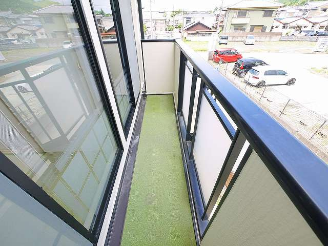 高畑ビューハイツのバルコニー|暖かな日差しのふりそそぐバルコニー