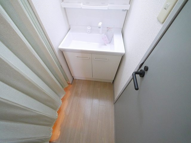 高畑ビューハイツの独立洗面台|独立洗面台、小物を置くことができて便利です