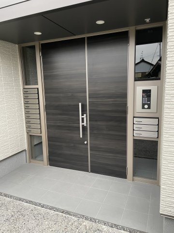 アルフラットのエントランス|オートロックです。鍵をかざすだけで開錠されます！