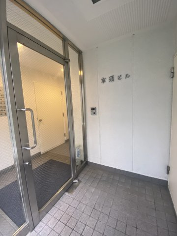 京須ビルのエントランス