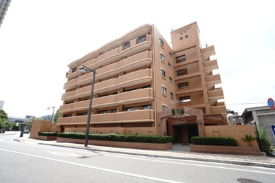 【外観】 | 【上質リノベ】ライオンズマンション緑井 | 【耐震性】
耐震性の高さを判断するポイントは、
建築確認申請日が1981年6月1日以降の
新耐震基準に適合しているかどうか。
震度６程度の大地震でも
建物が崩壊しないレベルが基準になりました。