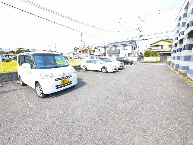 レオパレス奈良東の駐車場|駐車場があるので、車を買う予定の方も安心です