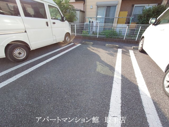 ニューファースト・ガーデンの駐車場