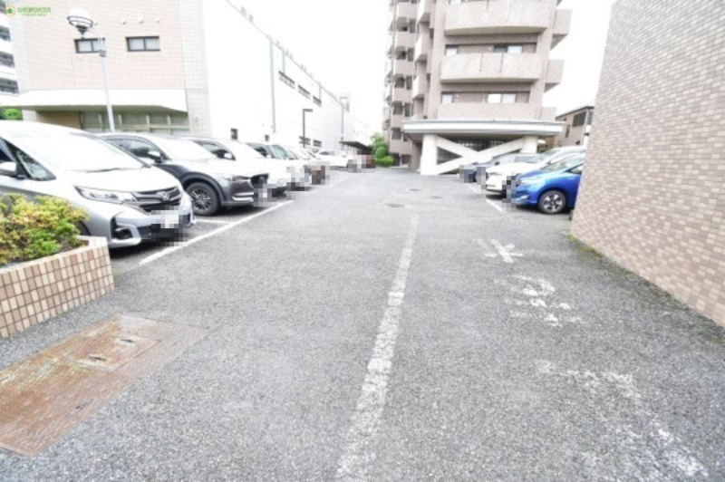 グランディール大宮の駐車場