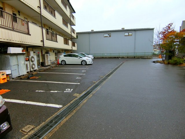 シャトー原山台の駐車場