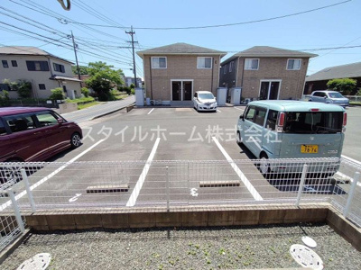 【駐車場】 | ロイヤルコートA | 別部屋写真です。
