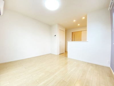 【居間・リビング】 | シャンデポワールⅠ | ※同物件、別のお部屋の写真です。