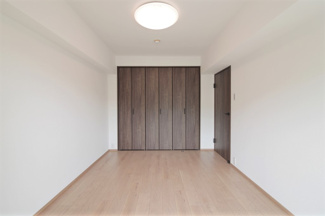 【洋室】 | ローズハイツ宝塚 | 洋室6帖です♪大きなクローゼットが設けられております！たくさんのお洋服・小物が収納できるので室内を有効に使用していただけます！