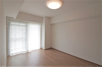 【洋室】 | ローズハイツ宝塚 | 洋室6帖です♪南西向きバルコニーに面した明るく開放的な室内です！バルコニーから取り込んだお洗濯物もすぐにクローゼットへ収納できる居室です！