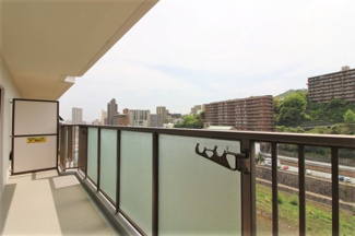 【バルコニー】 | ローズハイツ宝塚 | 南西向きバルコニーです♪たくさんのお洗濯物もスッキリ乾きそうです！