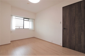 【洋室】 | ローズハイツ宝塚 | 玄関横の洋室6.1帖です♪室内は令和５年４月リフォーム済み！お待たせ無しで即ご入居していただけます！素敵な室内をぜひ現地でご確認ください(^^)お気軽にネクストホープ不動産販売まで！！