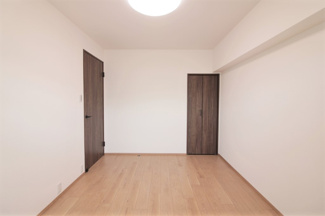 【洋室】 | ローズハイツ宝塚 | 玄関横の洋室6.1帖です♪いつでもご見学できます！お気軽にネクストホープ不動産販売までお問い合わせを！！