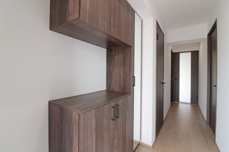 【玄関】 | ローズハイツ宝塚 | 玄関には大きなシューズBOXがございます♪ご家族のたくさんの靴もスッキリ収納できます！