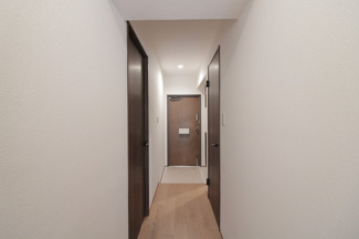 【玄関】 | ローズハイツ宝塚 | 廊下から玄関です♪室内は令和５年４月リフォーム済み！お待たせ無しで即ご入居していただけます！素敵な室内をぜひ現地でご確認ください(^^)お気軽にネクストホープ不動産販売まで！！