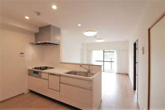 【居間・リビング】 | ローズハイツ宝塚 | LDKは約１４．２帖の大空間です♪バルコニーに面した明るく開放的な室内です！ぜひ素敵な室内を現地でご確認ください(^^)