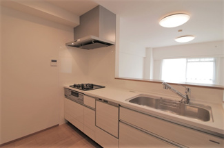 【キッチン】 | ローズハイツ宝塚 | 圧迫感の無い新品のシステムキッチンです♪お料理を作りながらリビングが見渡せます！食器洗い乾燥機付きで食後の後片付けはお任せですね(^^)