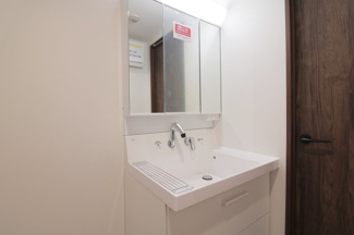 【独立洗面台】 | ローズハイツ宝塚 | 新品の洗面化粧台です♪シャワー水栓で使い勝手も良いです！洗面台横には室内洗濯機置き場もございます！