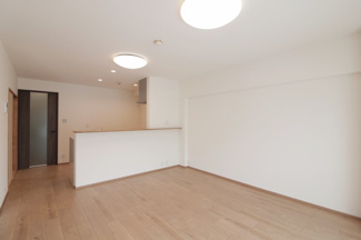 【居間・リビング】 | ローズハイツ宝塚 | 室内は令和５年４月リフォーム済み♪お待たせ無しで即ご入居していただけます！ぜひ素敵な室内をぜひ現地でご確認ください(^^)