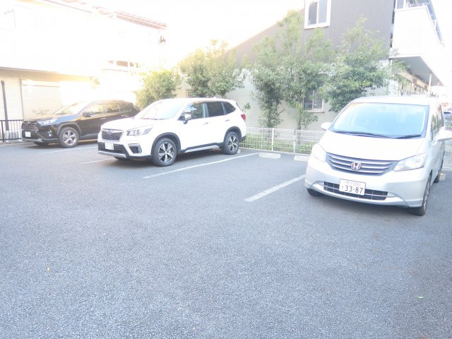 メゾン・ド・ヴェルーフの駐車場