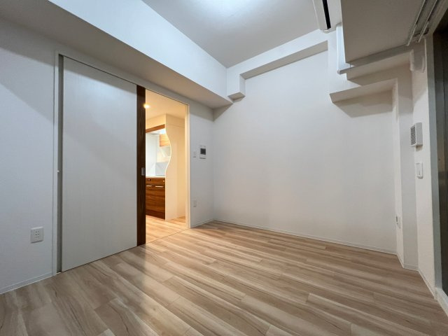 セレニテ本町リアンの洋室