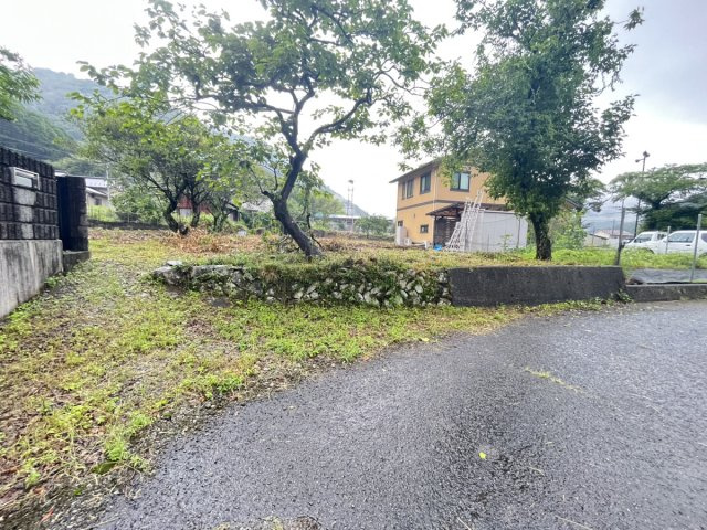 姫路市安富町狭戸／売土地の前面道路含む現地写真